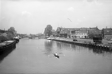 810922 Gezicht op het Merwedekanaal te Utrecht, met een roeiboot en rechts de bebouwing aan de Muntkade; op de ...